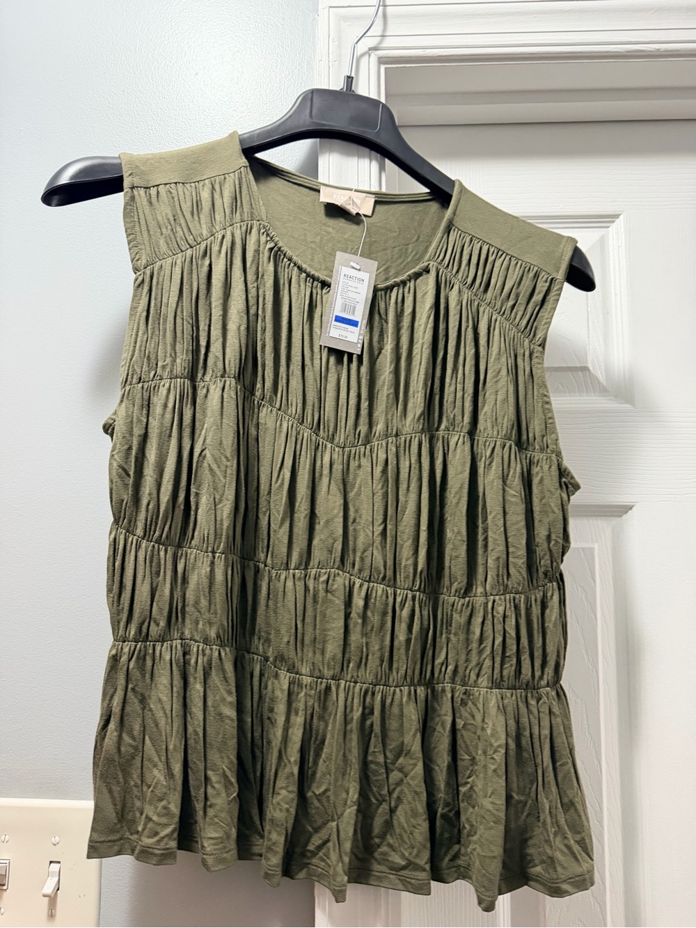 Kenneth Cole Olive  Green Sleeveless Tiered brocade Blouse super flattering